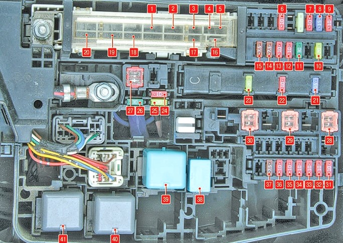 основной блок предохранителей и реле под капотом тойота королла 150 аурис 1