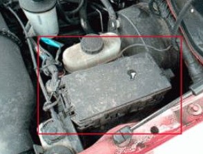 расположение блока предохранителей под капотом Ford Expedition 1
